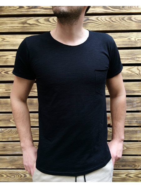 Футболка с карманом черная